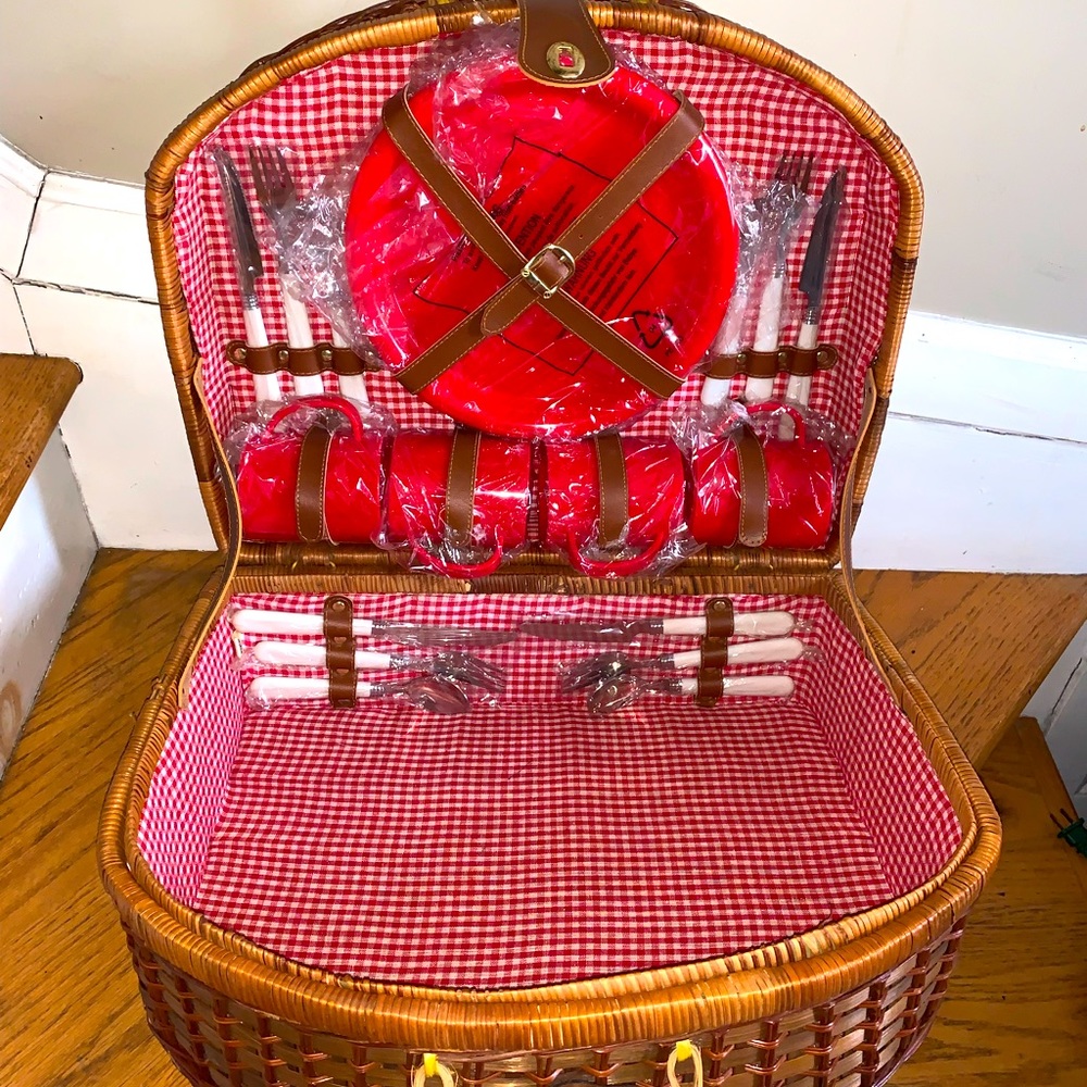 Wicker picnic basket